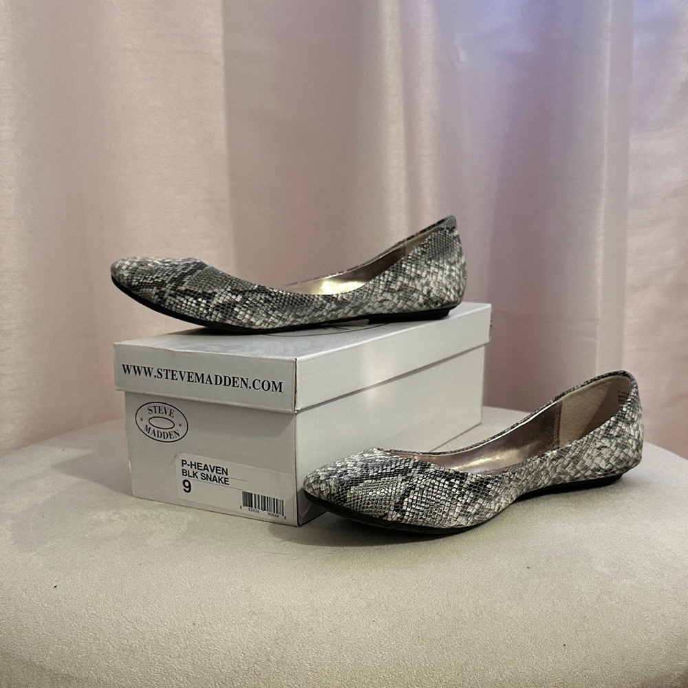 Steve Madden Black and Gray Snake Print Flats